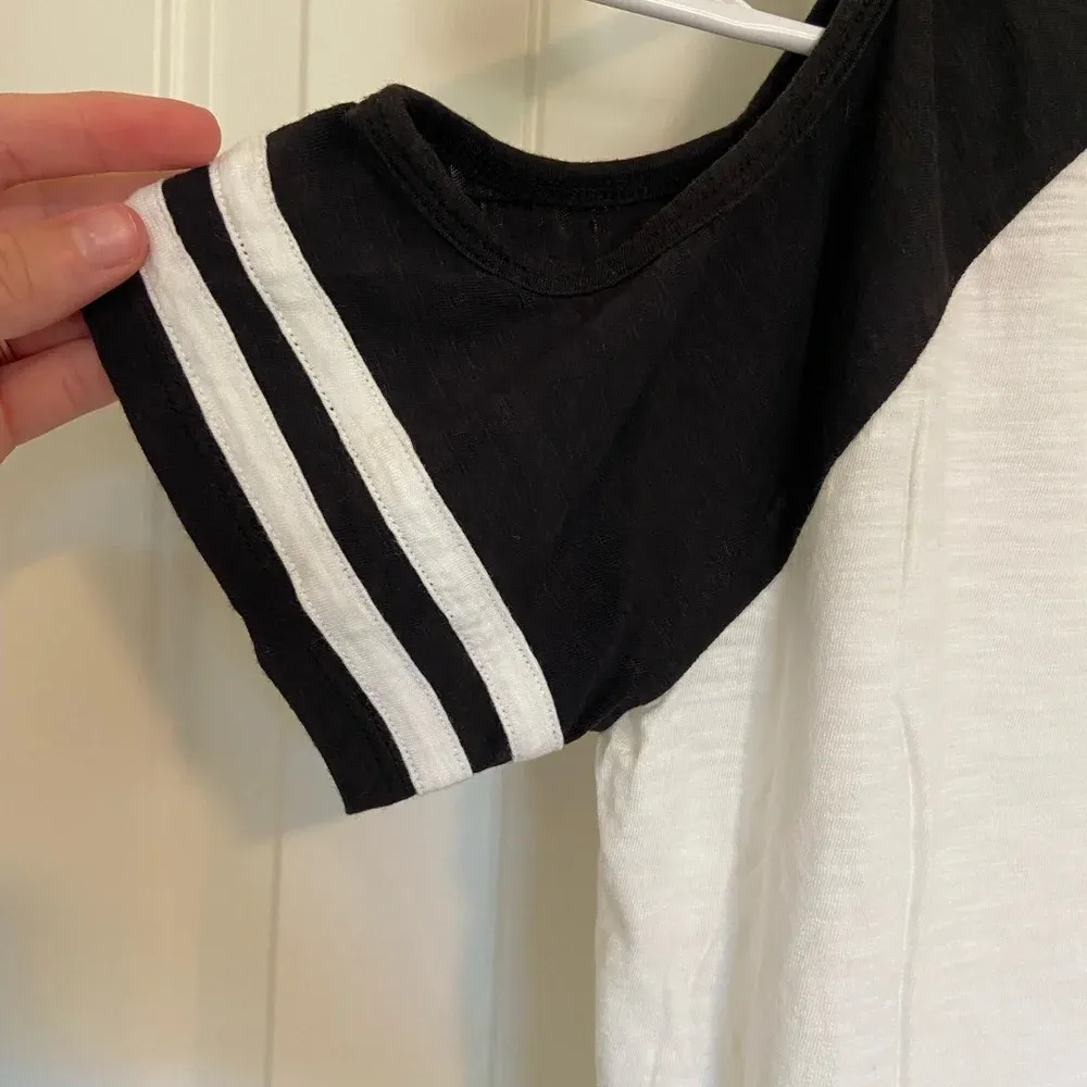 Maurices women’s cutout shoulder white &‎ black top — small - Image 6