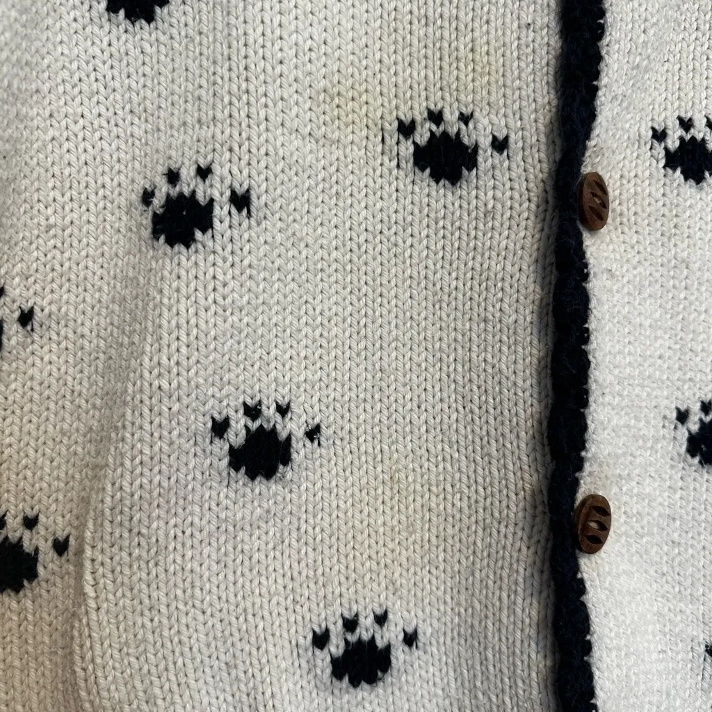 VTG 80s/90s Rey Wear Sz: S hand knit cotton AOP paw print Wooden Button cardigan White - Image 7