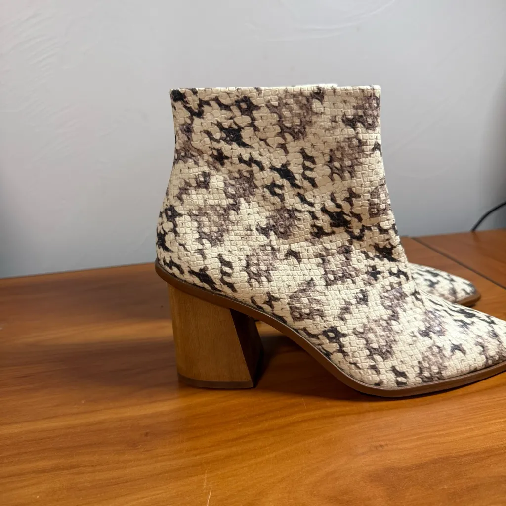 NWOT 1. State Kelte Pointed Toe‎ Ankle Bootie Snake Skin Block Heel Side Zip 7.5 - Image 2