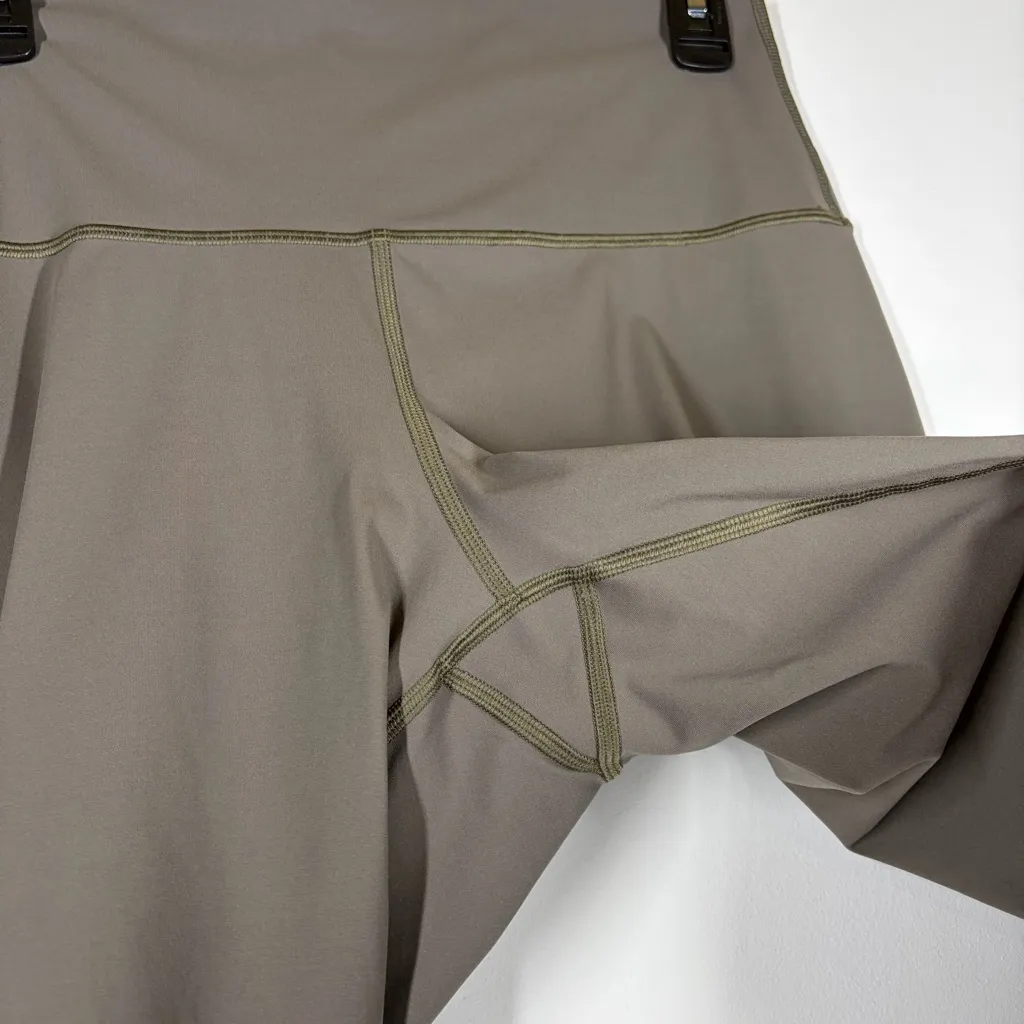 Everlane Perform Crop Capri Legging Size Large - Image 6
