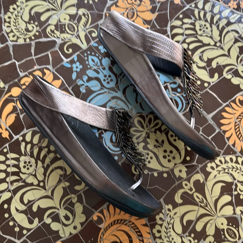 FITFLOP GOLD METALLIC BEADED SANDALS with METALLIC GOLD BEADING SZ: 11 - Image 2