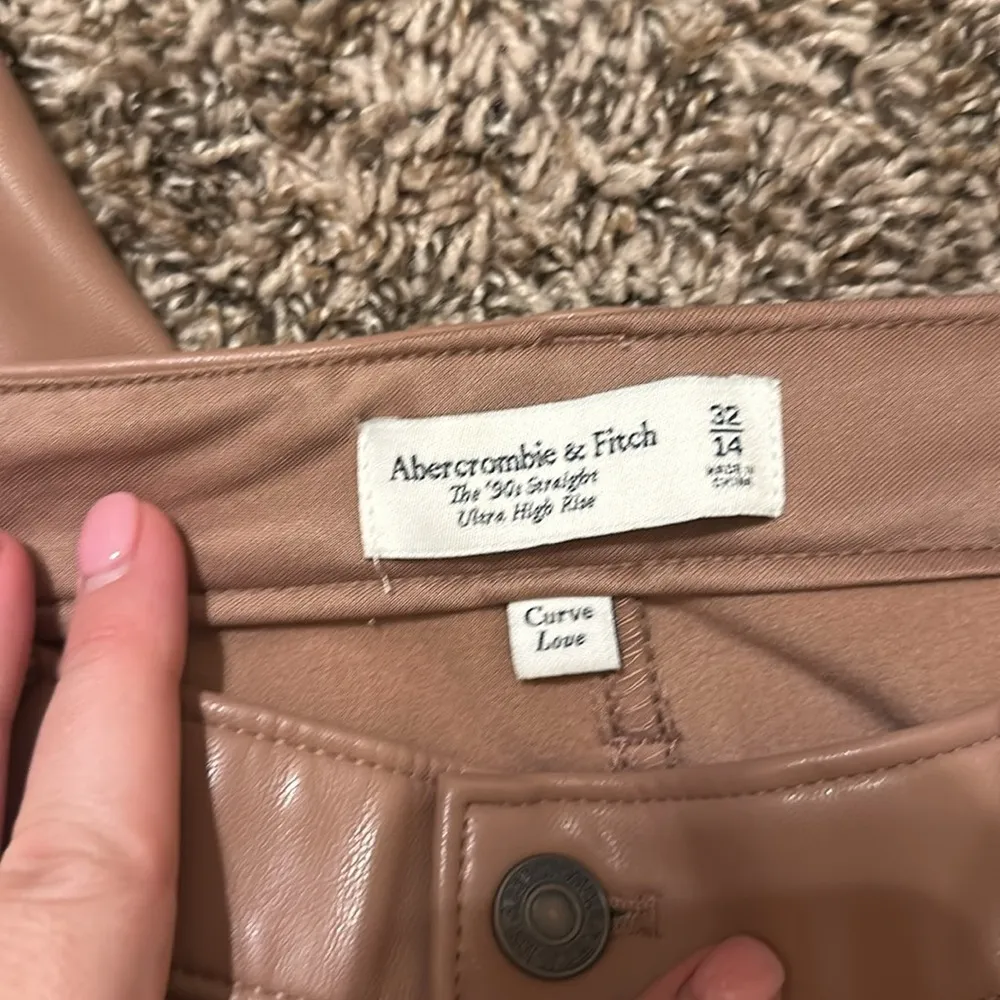 Abercrombie & Fitch Faux Leather Straight Pants 32 - Image 4