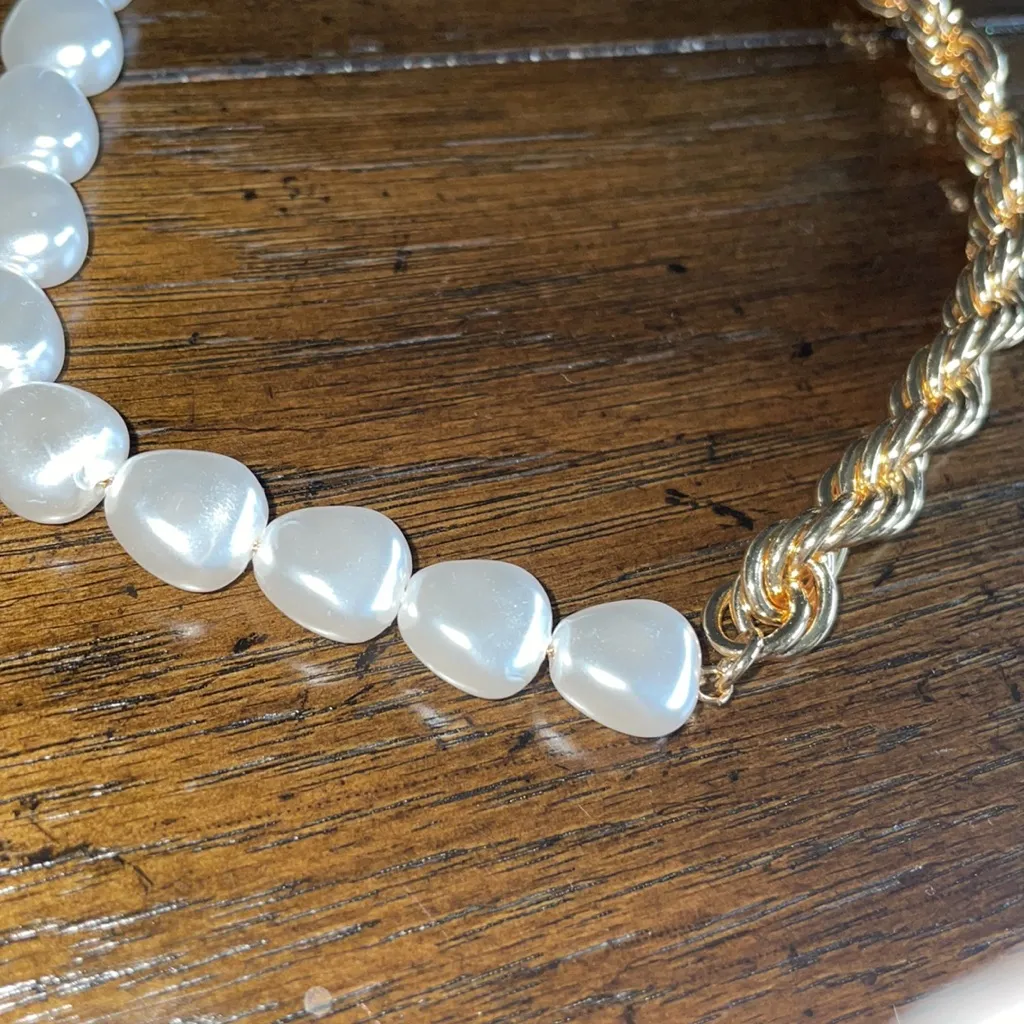 Francesca‘s gold and white necklace - Image 3