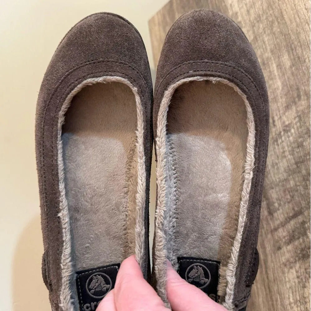 Crocs Berryessa Brown Suede Flats Shoes Faux Fur Lining Women’s Size 8 - Image 5