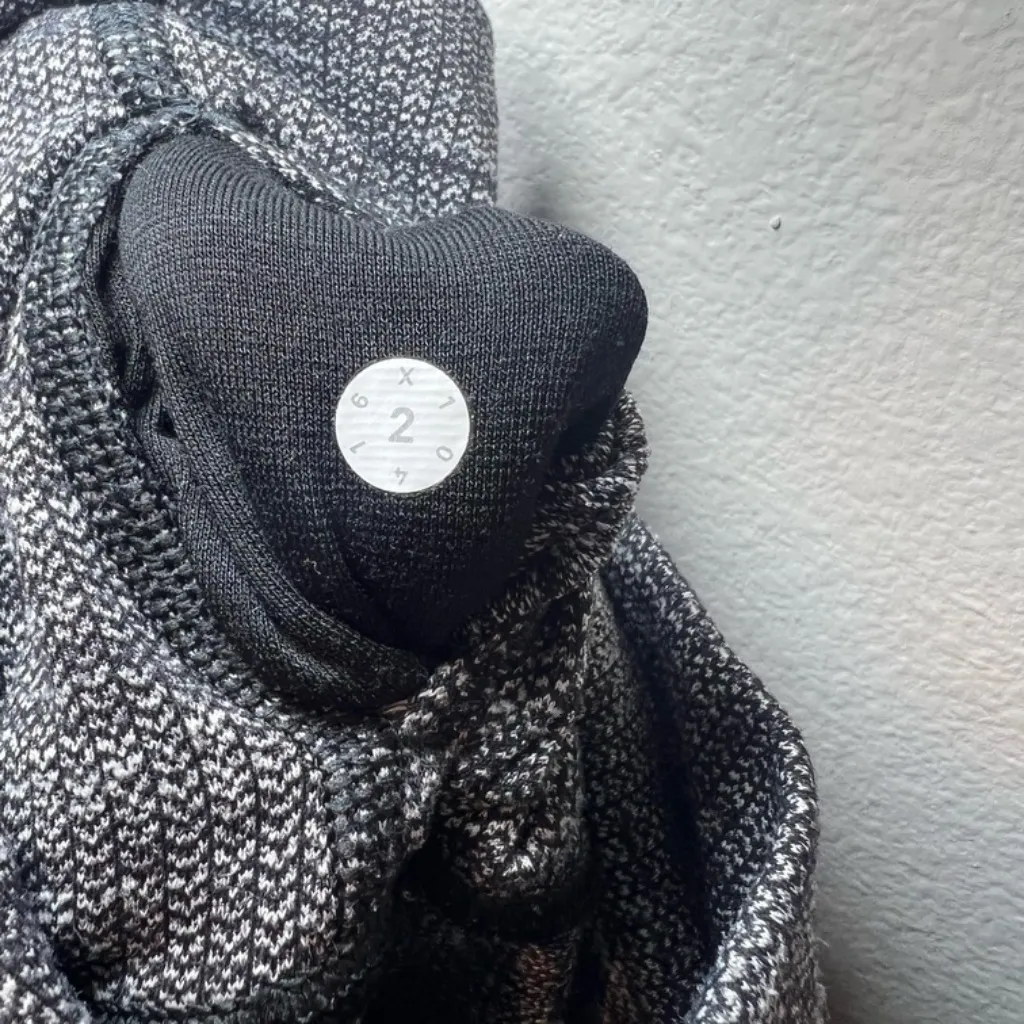 Lululemon Textured 31" Leggings Heather Black Compression Stretch Women’s Size 2 - Image 10