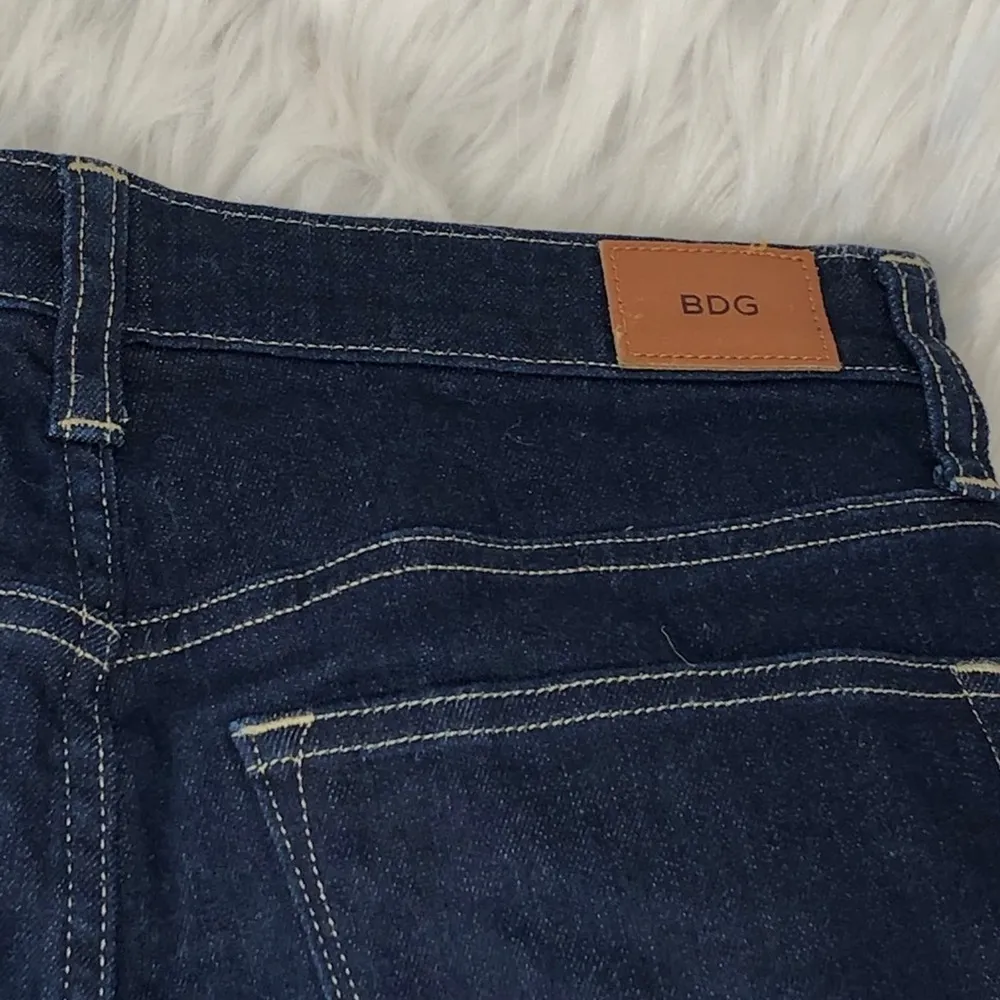 BDG Urban Outfitters Mid Rise Alexa Shortie Denim Dark Wash Jean Shorts size 26 - Image 7