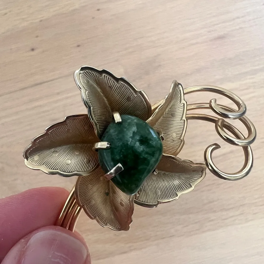 Vintage Jadeite & Imitation Pearl Brooch Pin Floral Design Gold Tone - Image 5