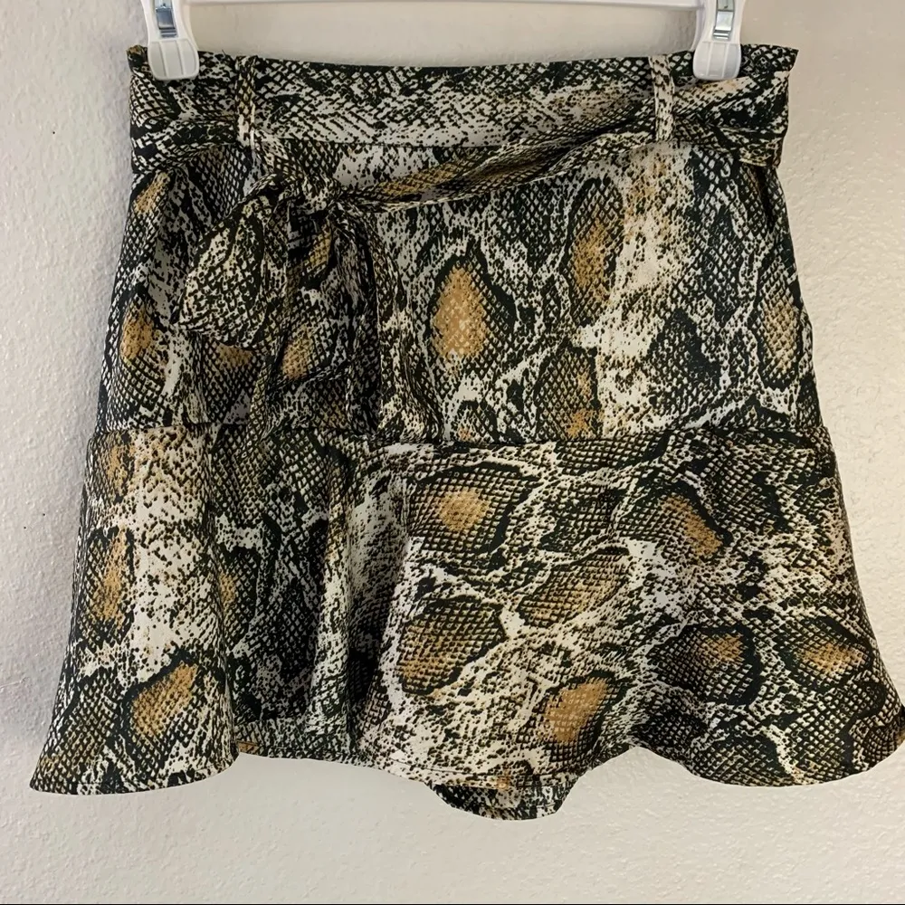 skorts ties on waist snake print women’s Size Medium - Image 5