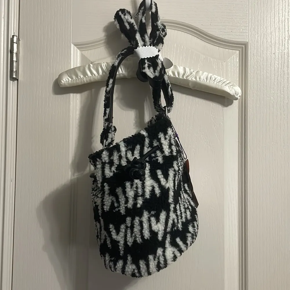 YITTY 💖 NWT  Major Label Black & White Sherpa Bucket Bag - Image 2