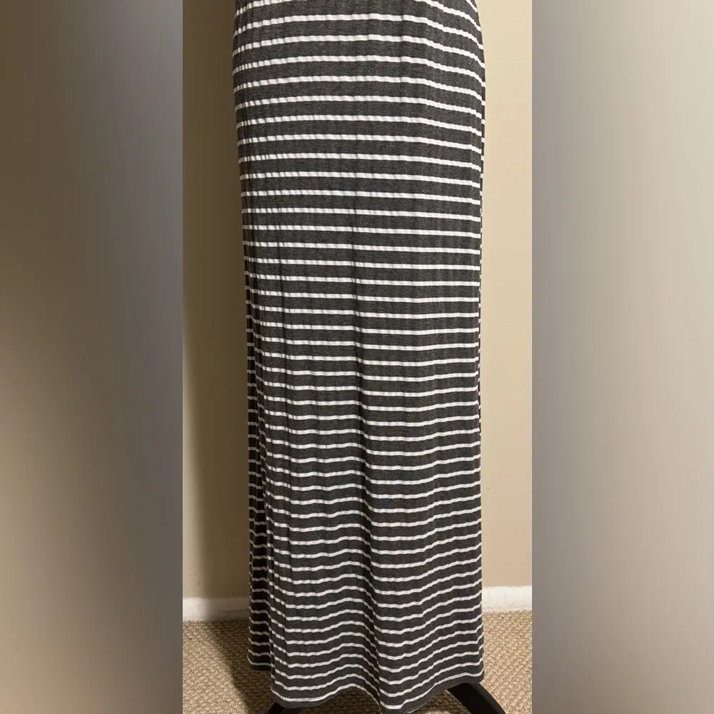 EUC Exist Gray and White Striped Maxi Dress size large - Image 4