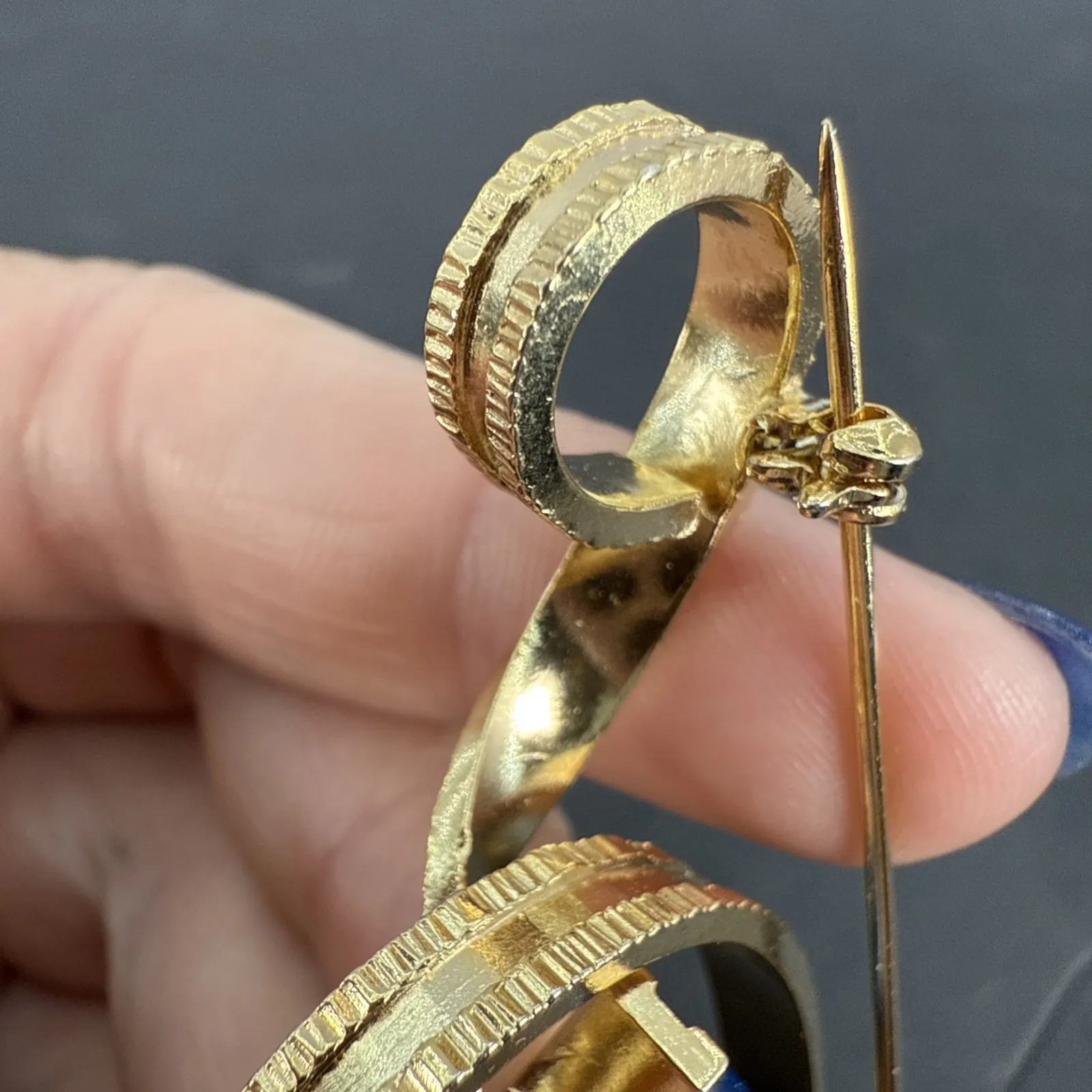 HUGE Vintage 40's Textured Gold Tone 2.5" Art Deco Swirl Design Brooch - Image 8