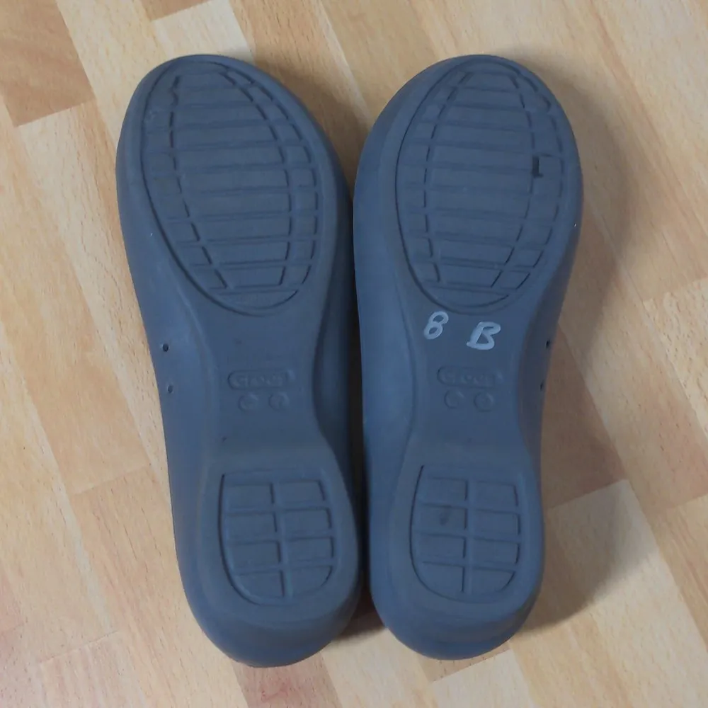 Crocs Gray and Silver Gianna Ballet Flats Medallion Disc - Size 7 - Image 8