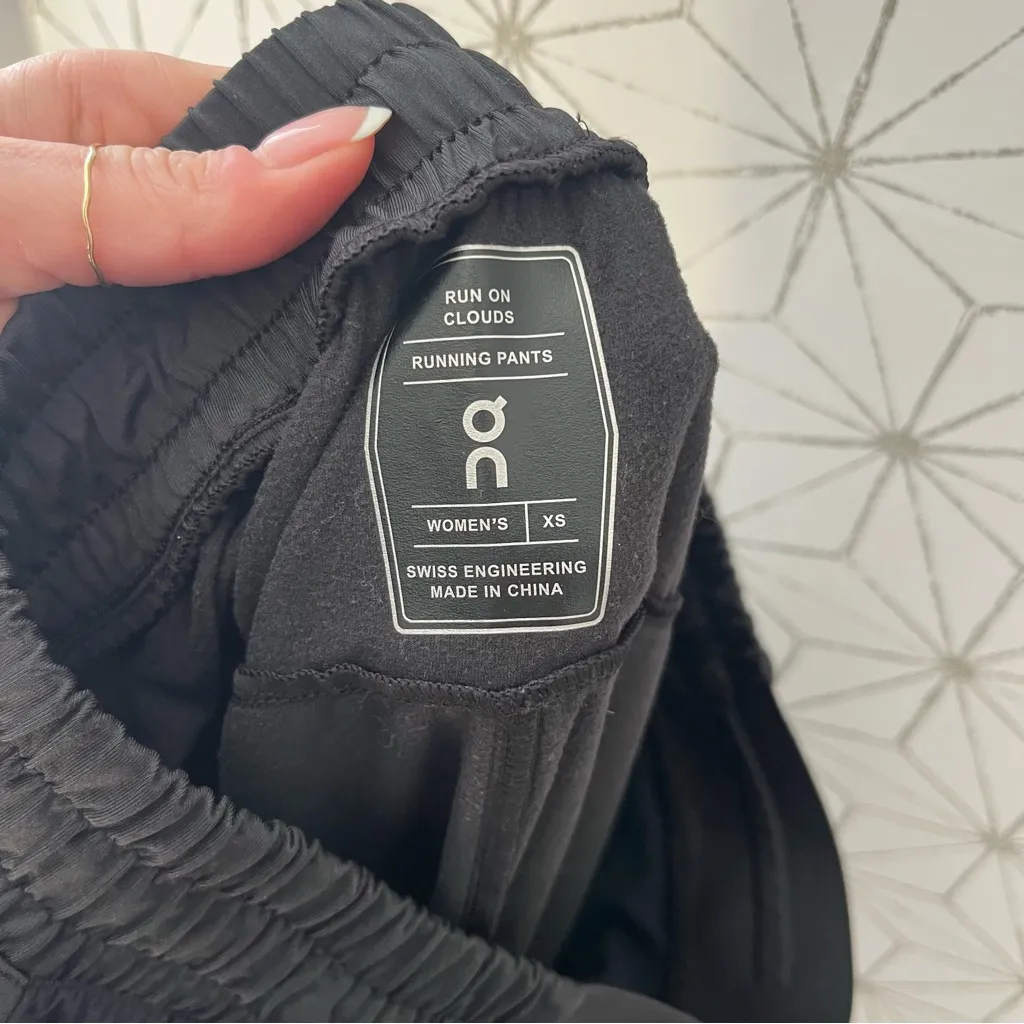 On Running Paneled Black Windbreaker Jogger Pant Size XS - Image 6