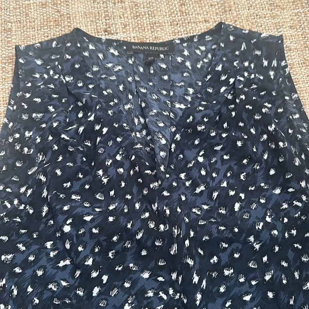 Banana Republic Sleeveless Animal Print Blouse Vneck Top Size XS Xsmall - Image 3