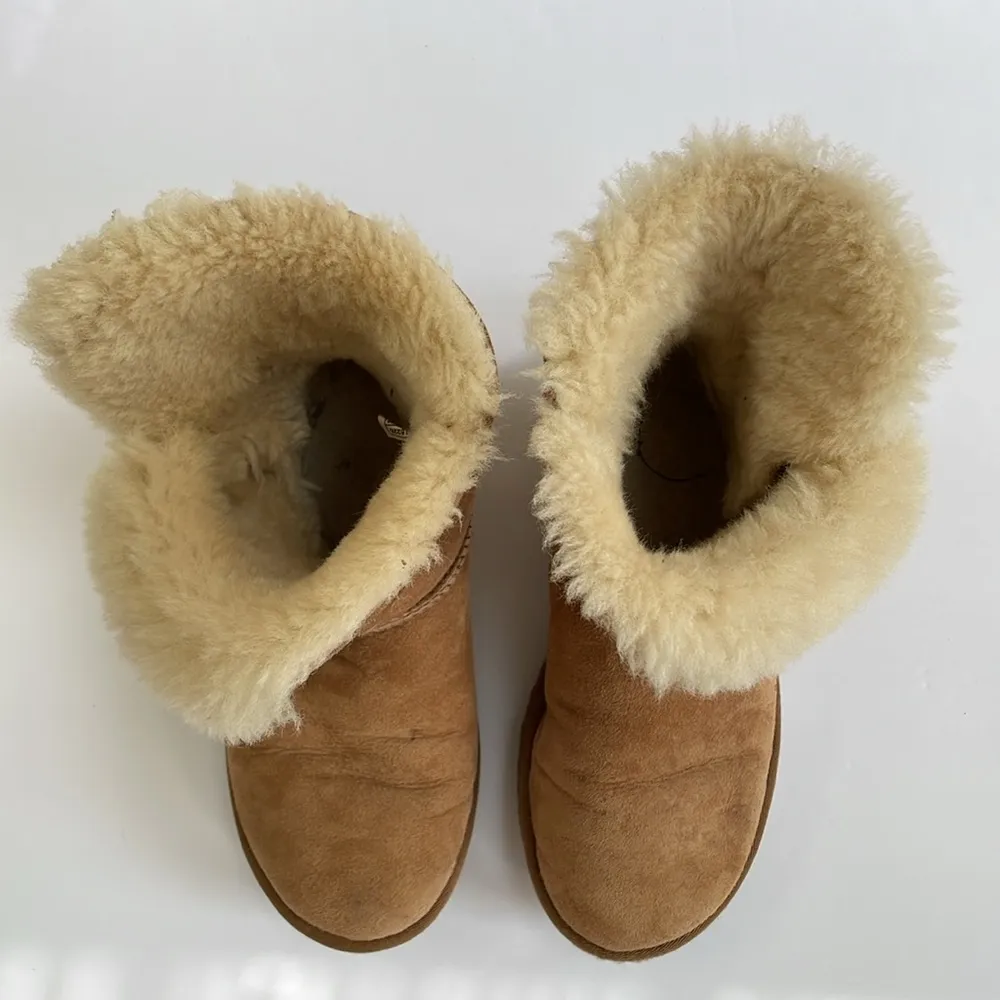 UGG Bailey Button II Mid-Calf Sherpa Sheepskin Suede Boots in Chestnut Size 7 - Image 8