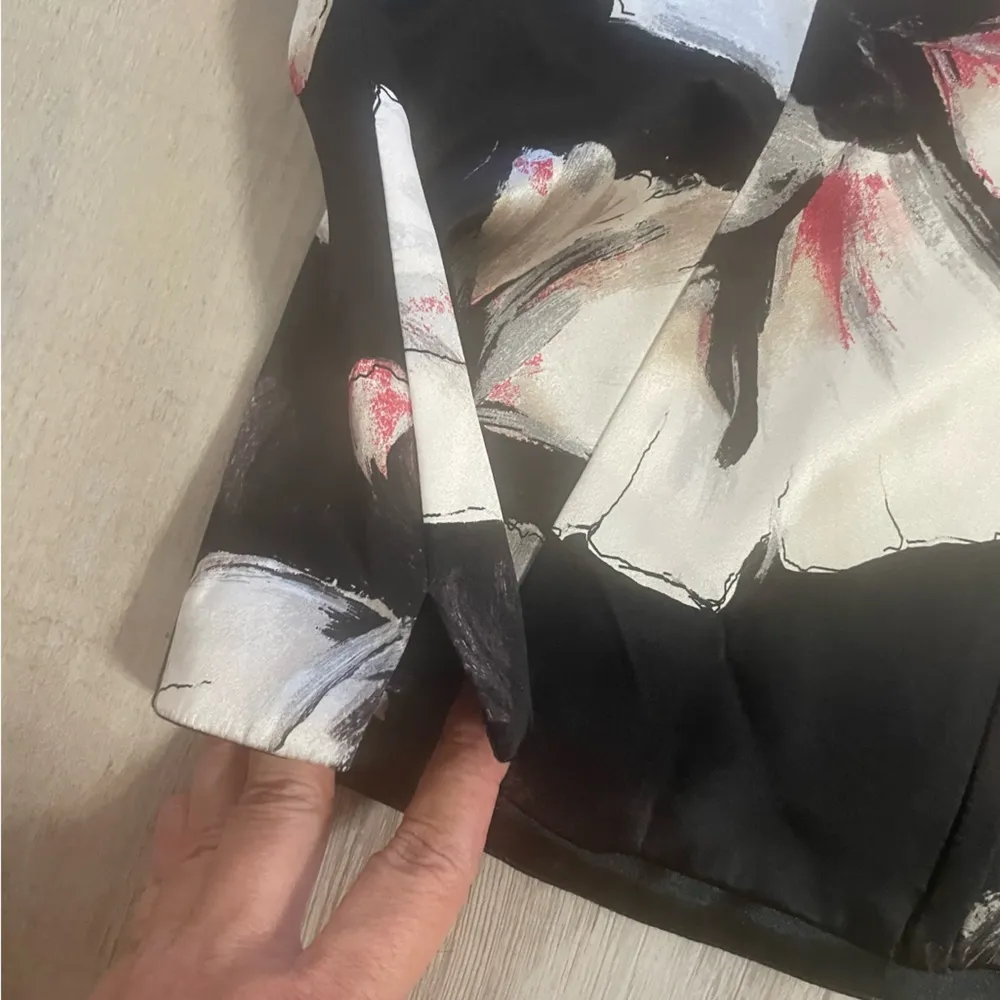 White House Black Market 100% silk floral halter top. See pics for measurements - Image 4