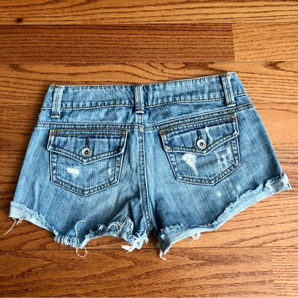 Jeans Distressed Cuff Low Rise Light Blue Denim Shorts Women’s Size 24 - Image 7