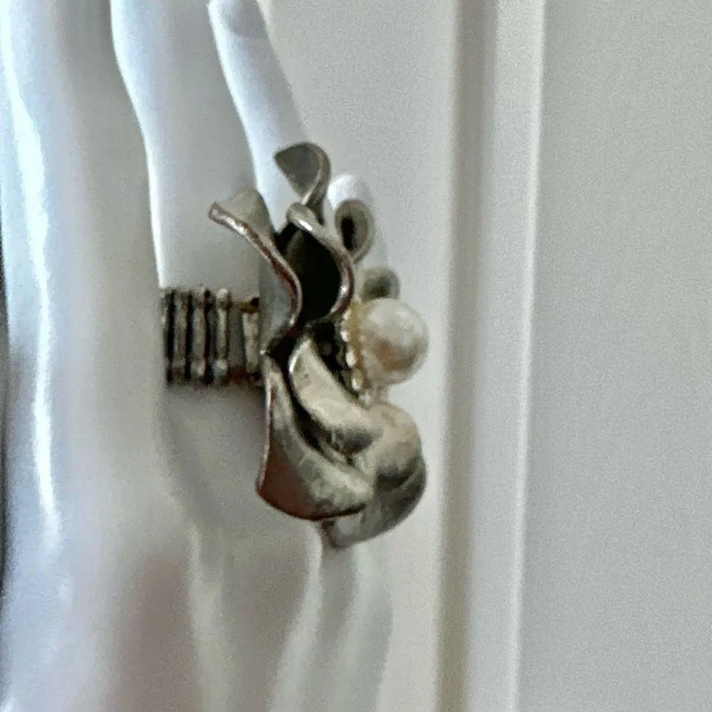 Silver tone faux pearl rhinestone flower adjustable ring - Image 2