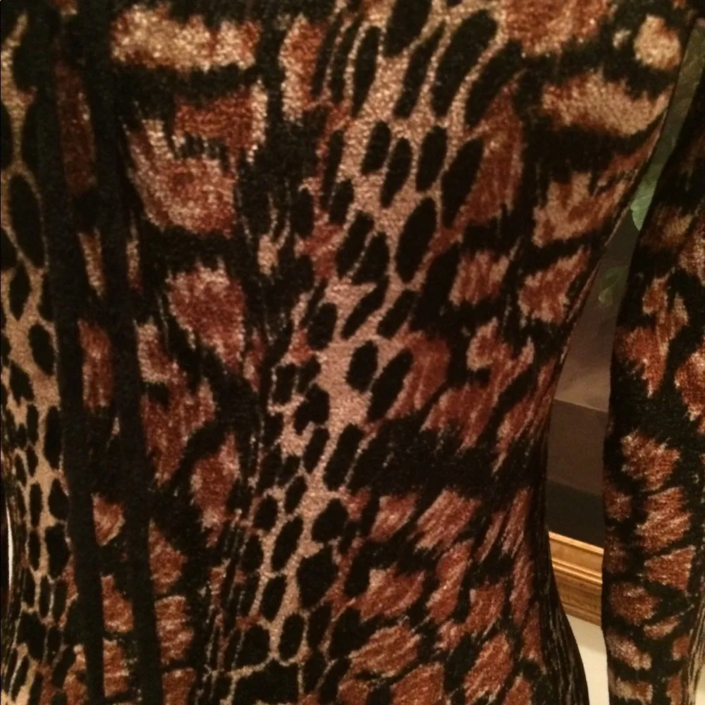 SHELLY M COUTURE SWEATER size small - Image 4