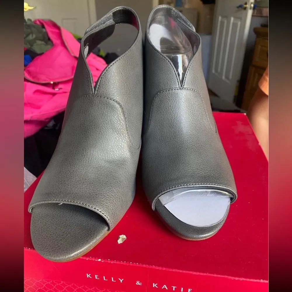 Naomi dark gray life stride size 11 shoes new in box - Image 2