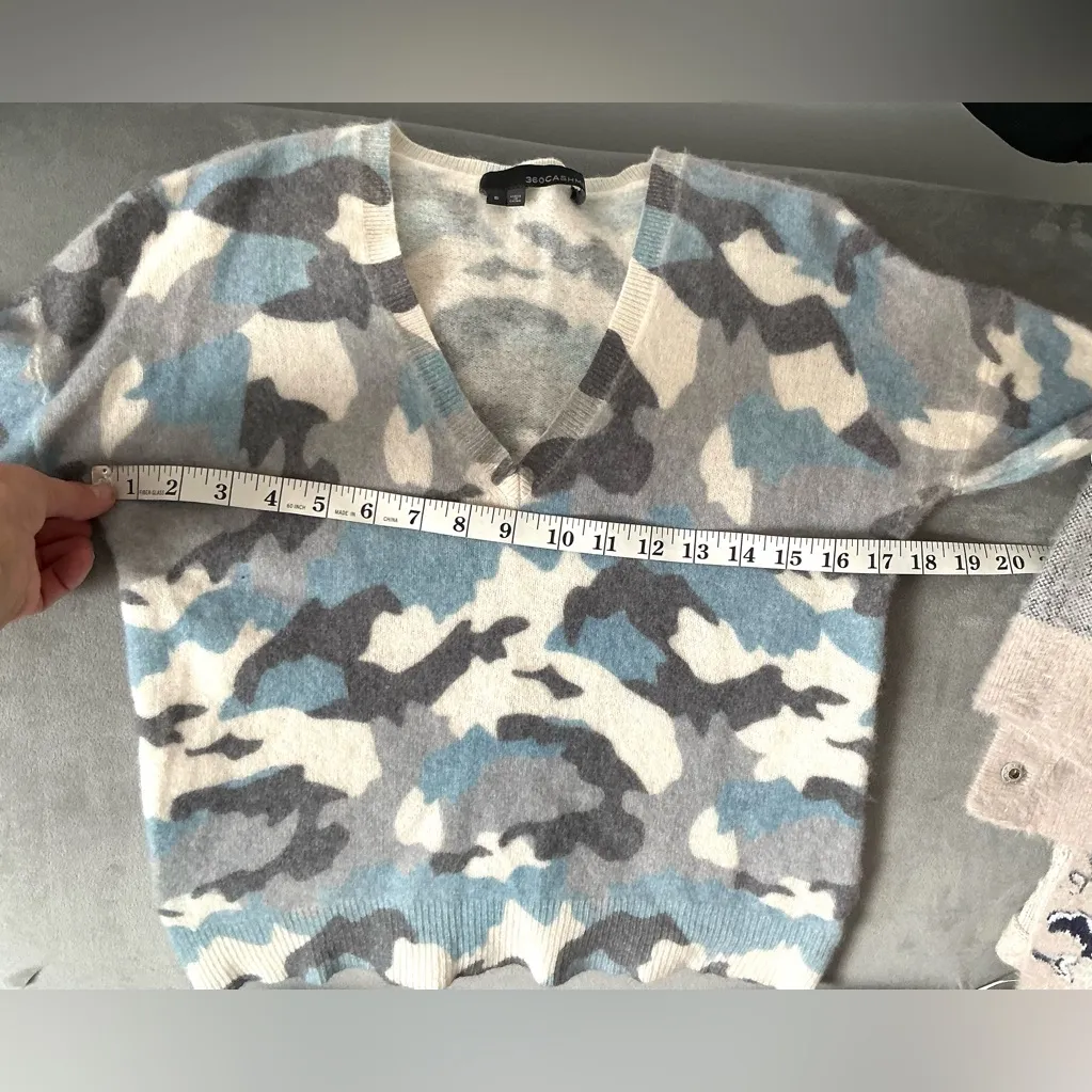 Cashmere sweater 💙🤍🩶 - Image 6