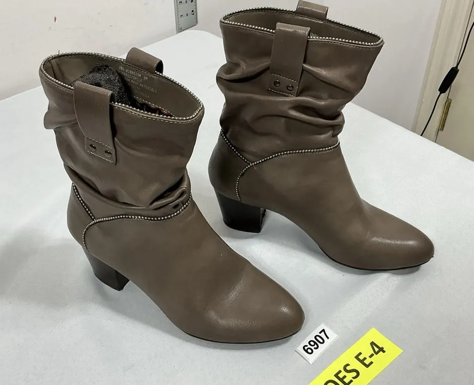 Womans Excellent White Mountain Smile Pull On Slouchy Ankle Boots 9 M Brown - Image 1