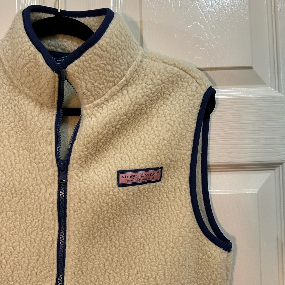 Vineyard Vines sherpa vest cream with navy accents size XS - Image 2