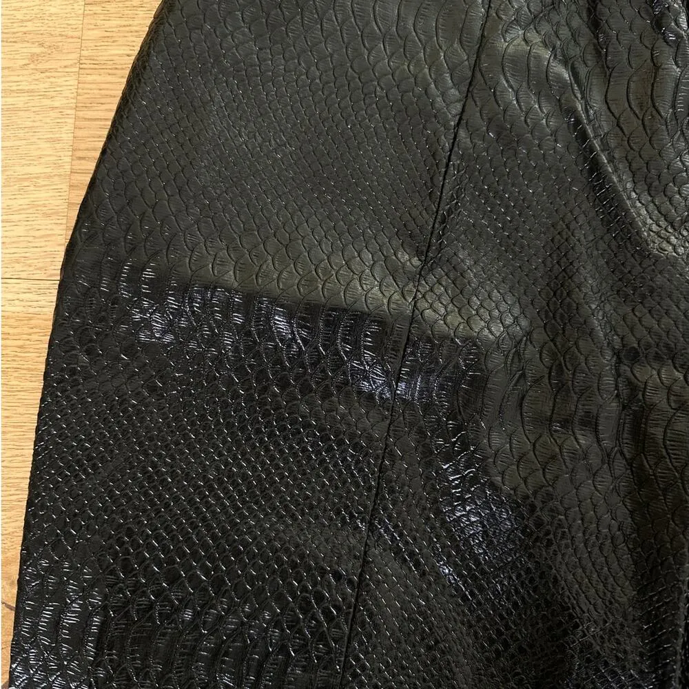 PrettyLittleThing - Croc Print Slit Ankle Pants in Black - Image 4