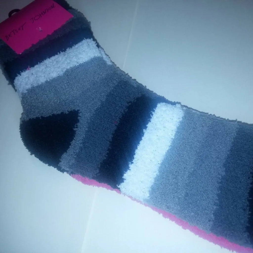 🆕BETSEY JOHNSON WOMEN'S SOFT COZY SLIPPER 2 PAIRS SOCKS SIZE 9-11 NWT - Image 2