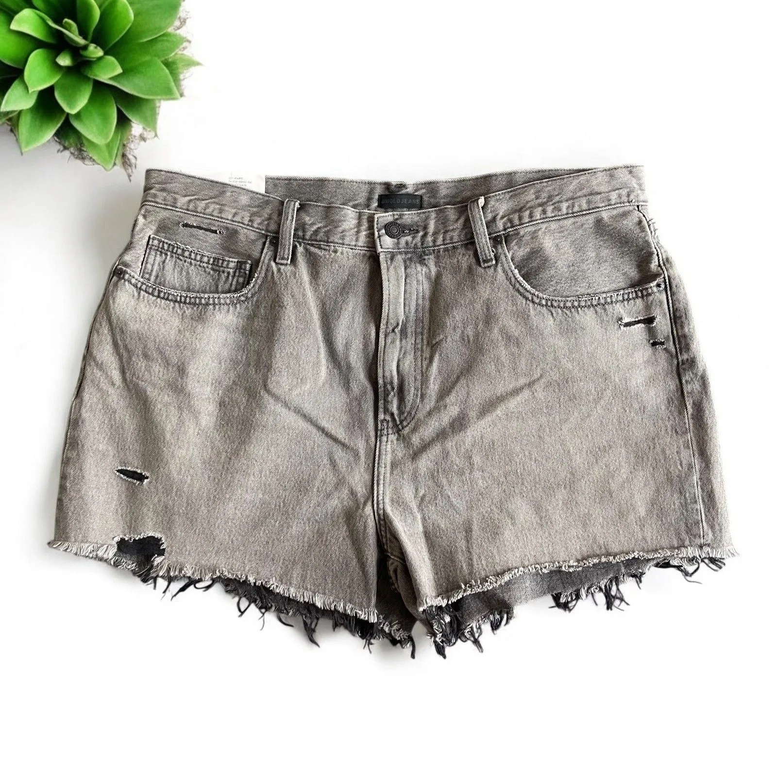 Uniqlo NWT Distressed Boyfriend Denim Shorts in Grey Wash - Image 6