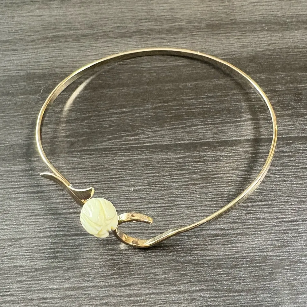 Vintage Avon Carved Tulip Bracelet Gold - Image 4