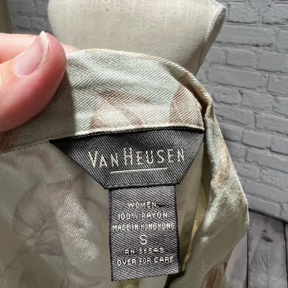 Women’s van Heusen fitted button down blouse size small - Image 3