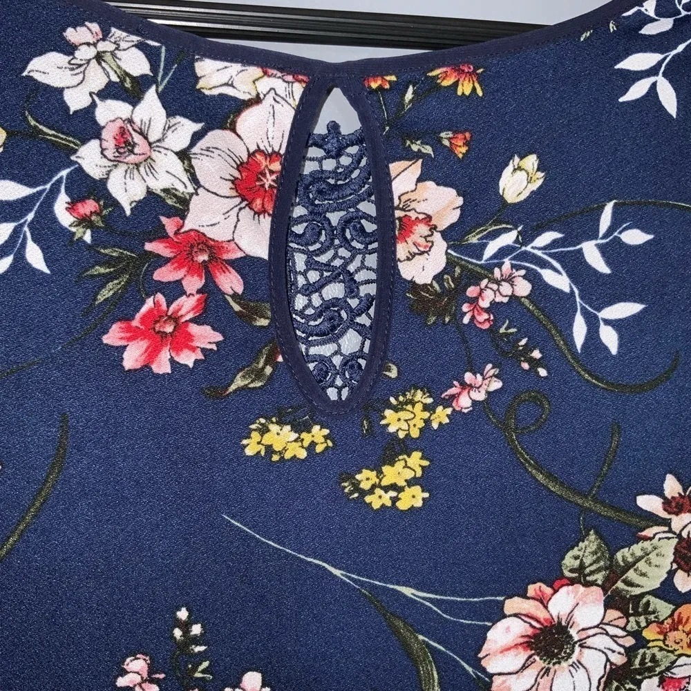 Mauve Blue Floral Sleeveless Stretch Knit Crochet Front Flowy Blouse 2X - Image 6