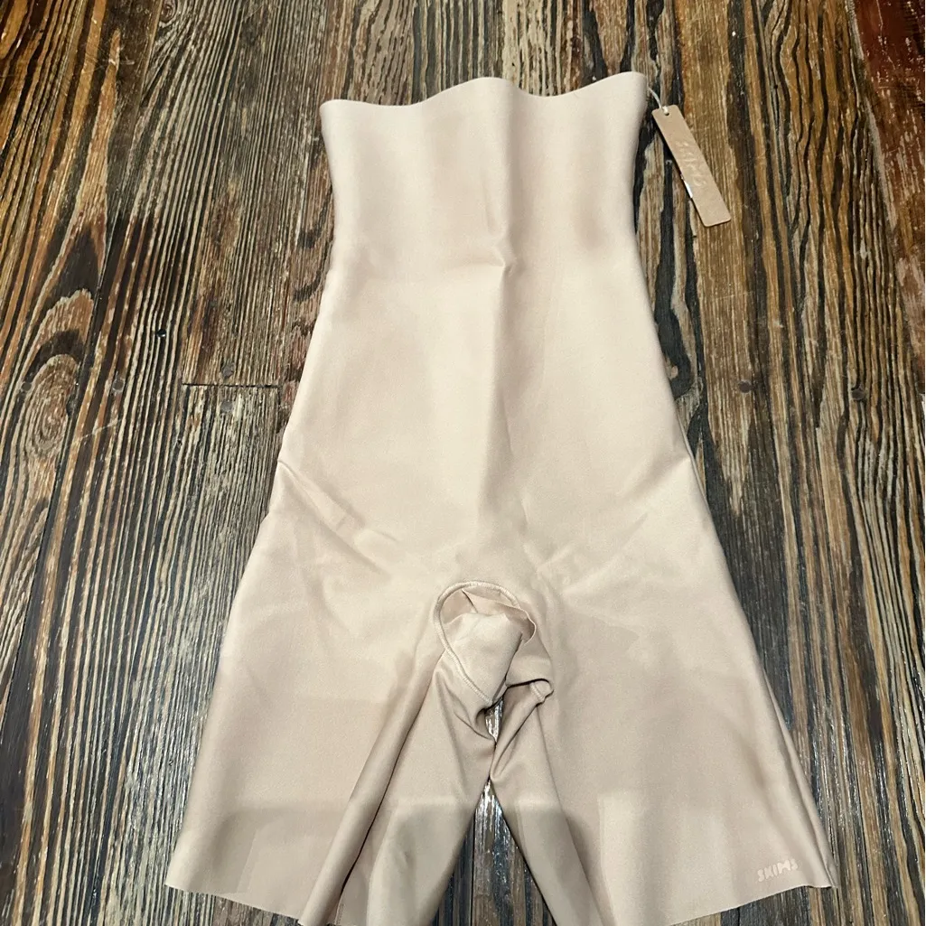 SKIMS BODY NWT HIGH WAISTED MID THIGH SHORT CLAY SMALL - Image 4
