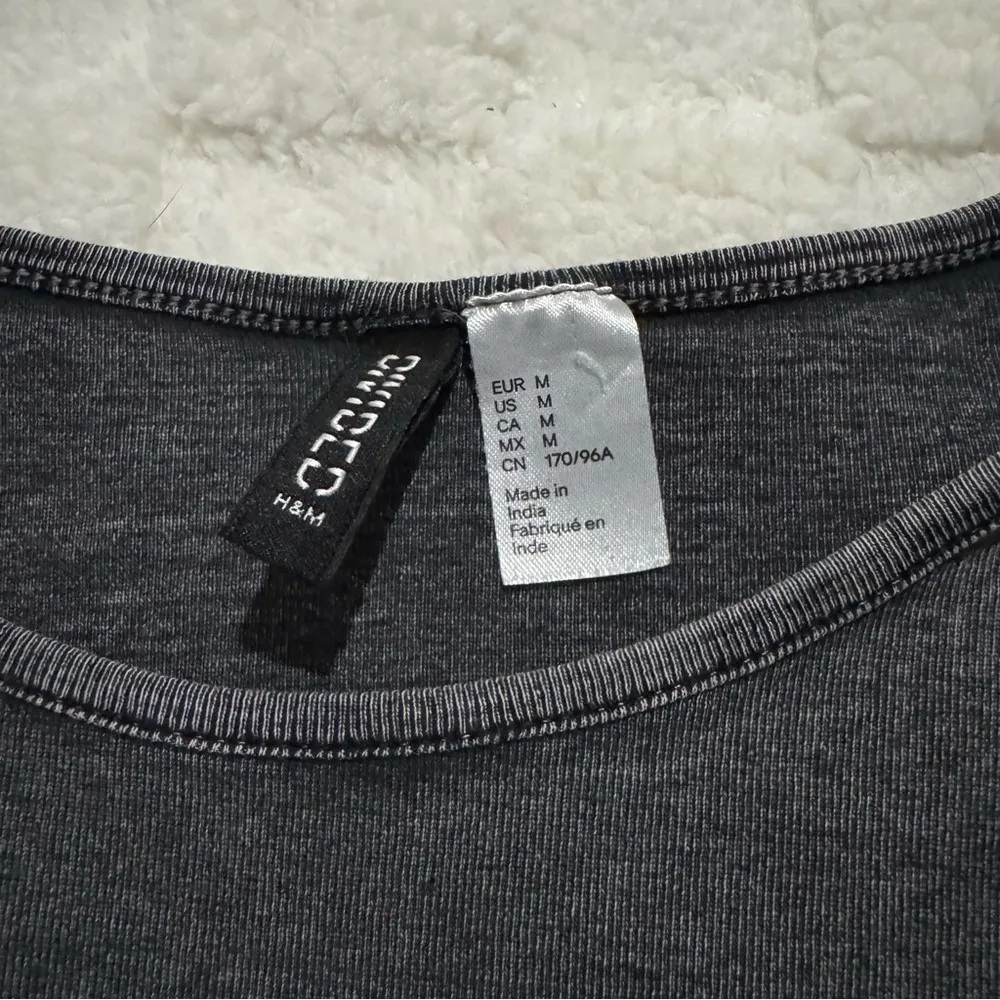 H&M Charcoal Gray Ribbed Crop Top, Just In Luck Horse Shoe, Women’s Medium - Image 4
