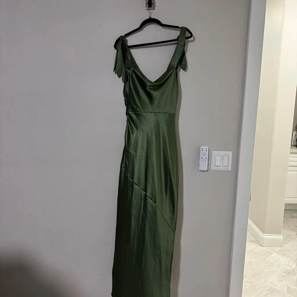 Petal & Pup Selma Off Shoulder Olive Dress Size M - Image 8