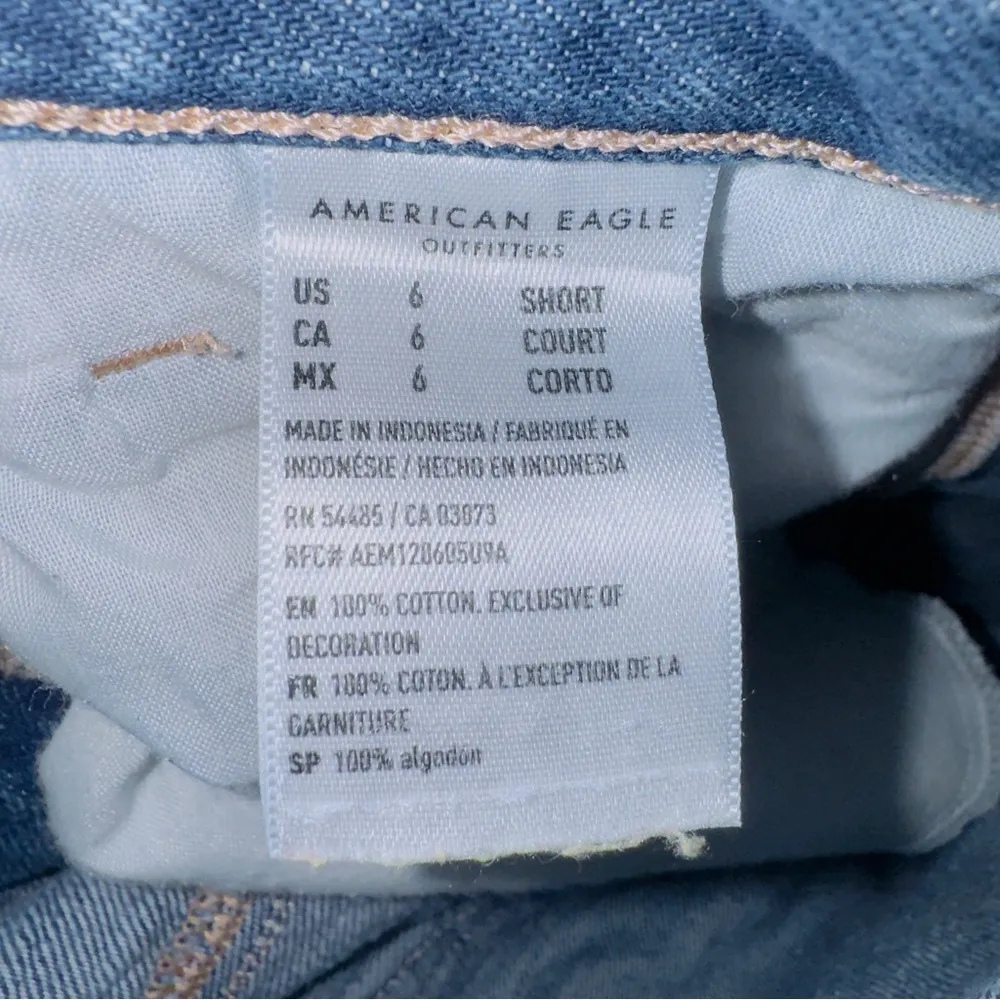 American Eagle Women's Medium Wash Blue High Rise Relaxed Mom Jean 6 short - Image 7