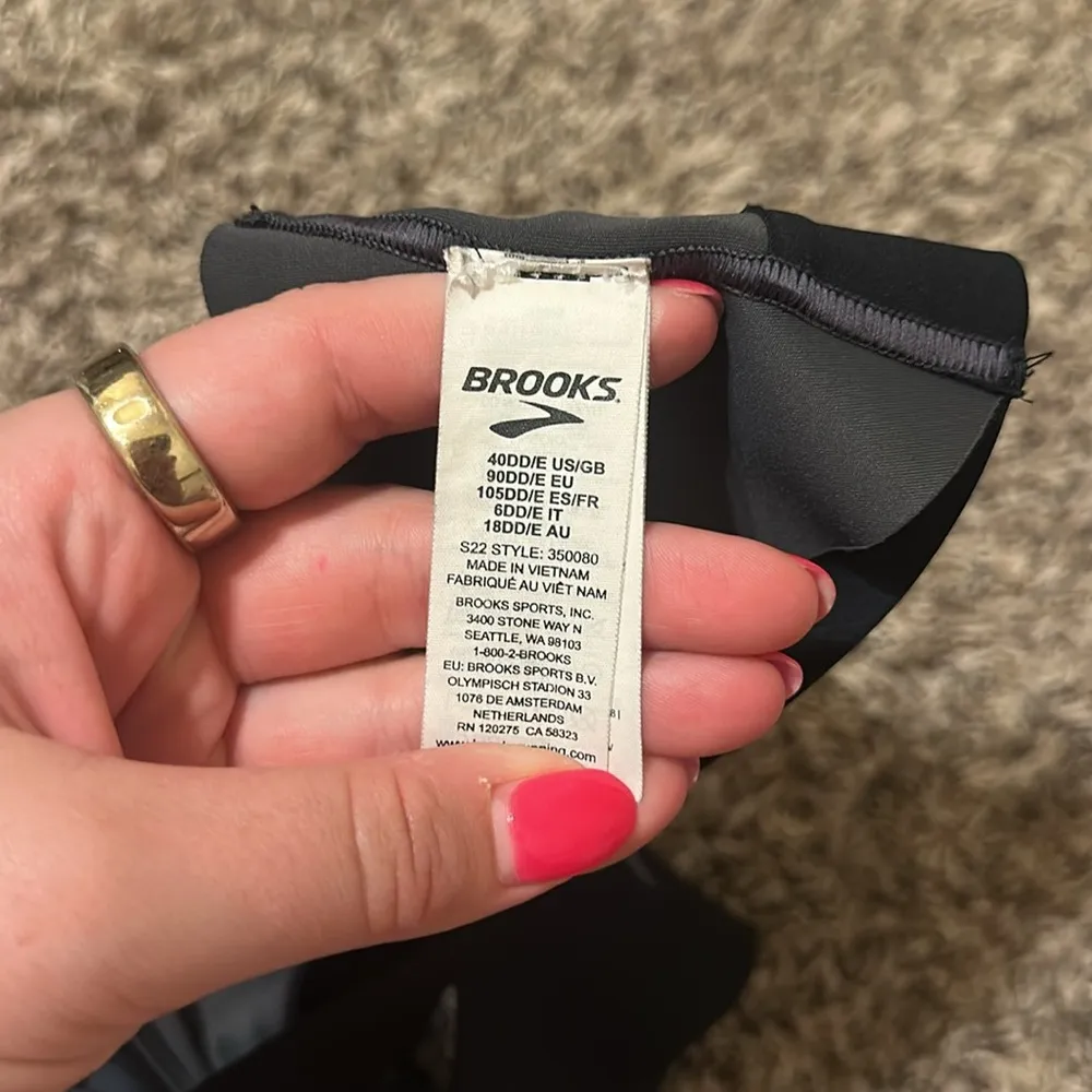 Brooks Running 3 Pocket Sports Bra Black 40DD/E - Image 6