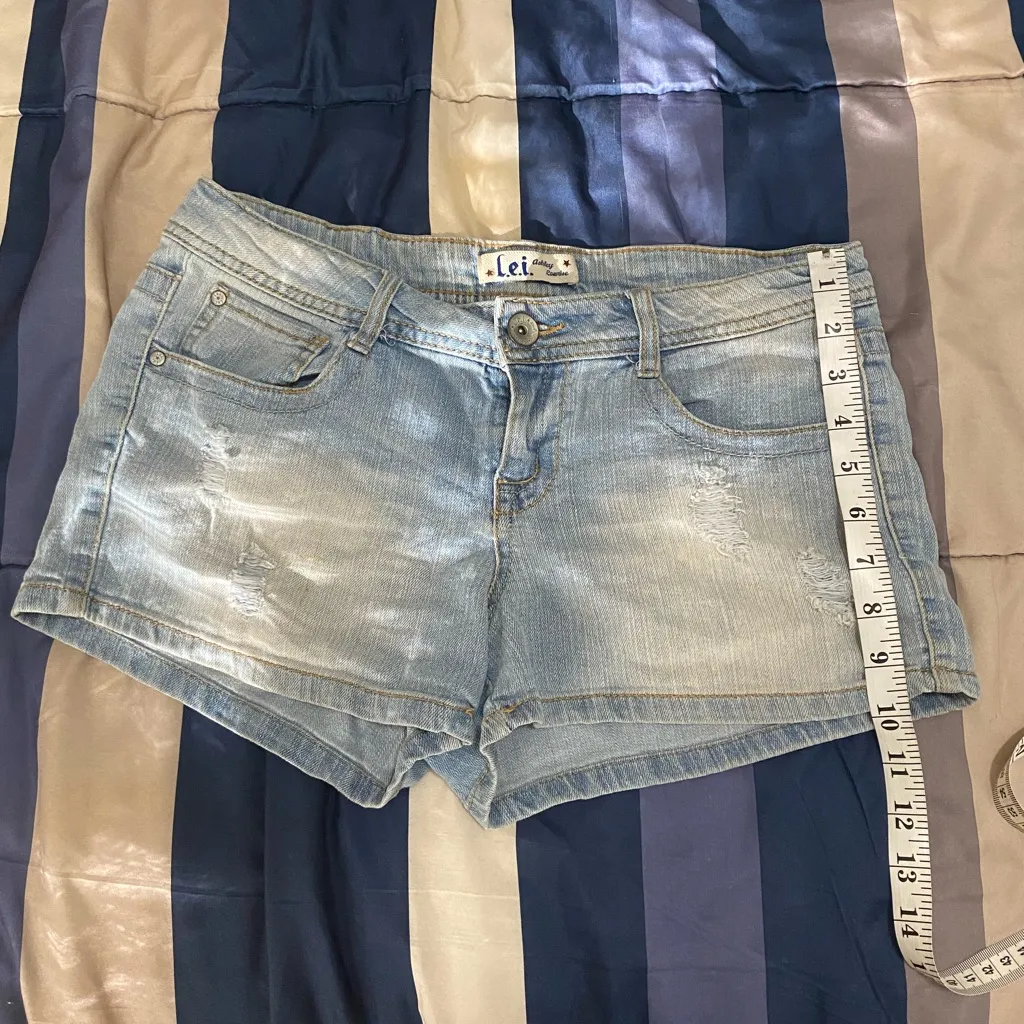 LEI Ashley Lowrise (junior) non stretch Light Blue Distressed Jean Shorts Size undefined - Image 6