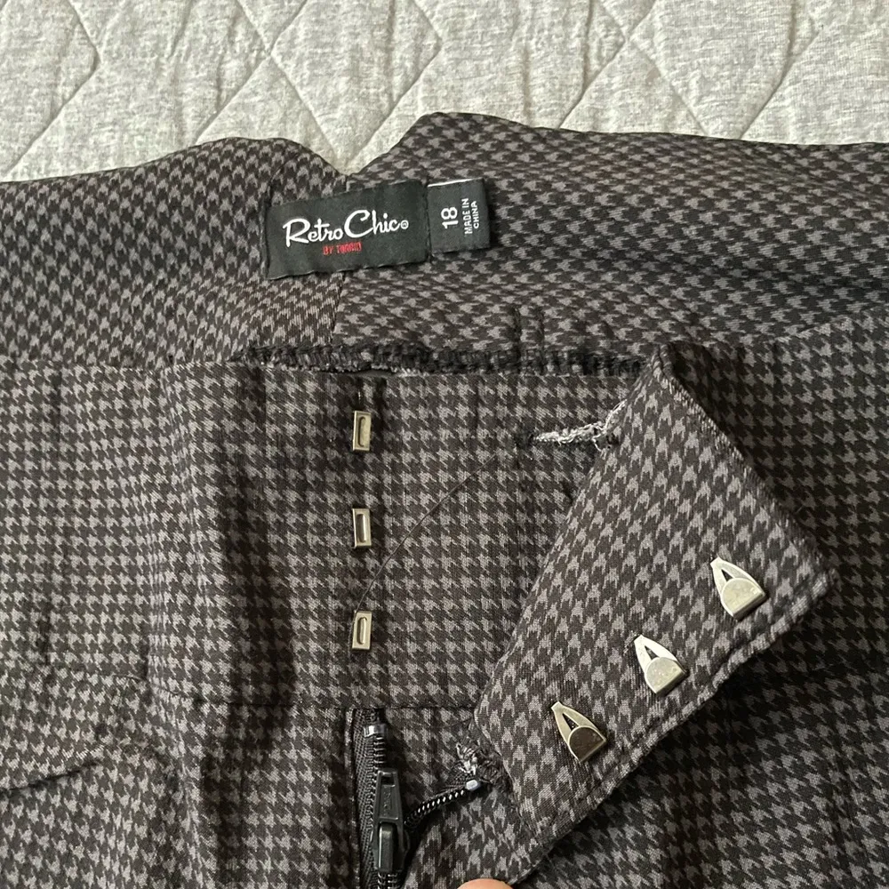 Torrid Retro Chic Notched Back Crop Pant size 18 Houndstooth Plaid stretchy gray - Image 7