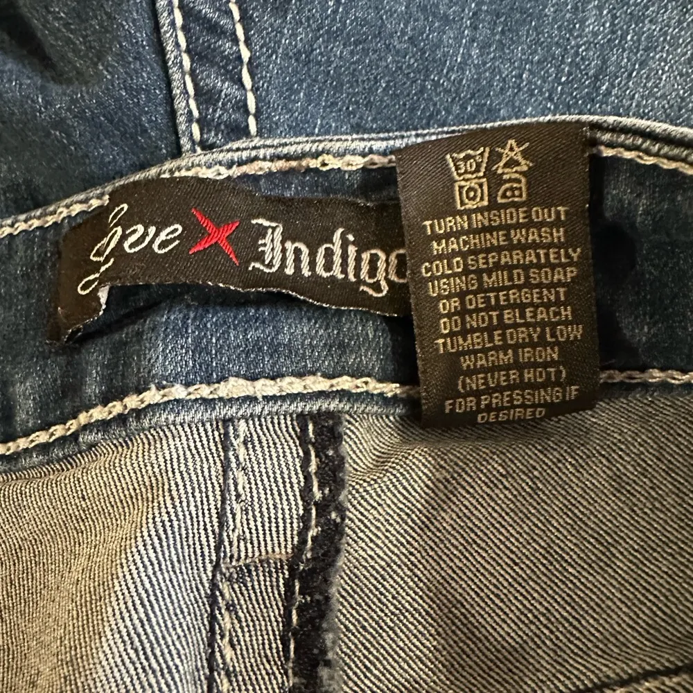 Love Indigo Blue Denim Shorts‎ Size 6 Cross Embroidery Rhinestones Cuffed - Image 11