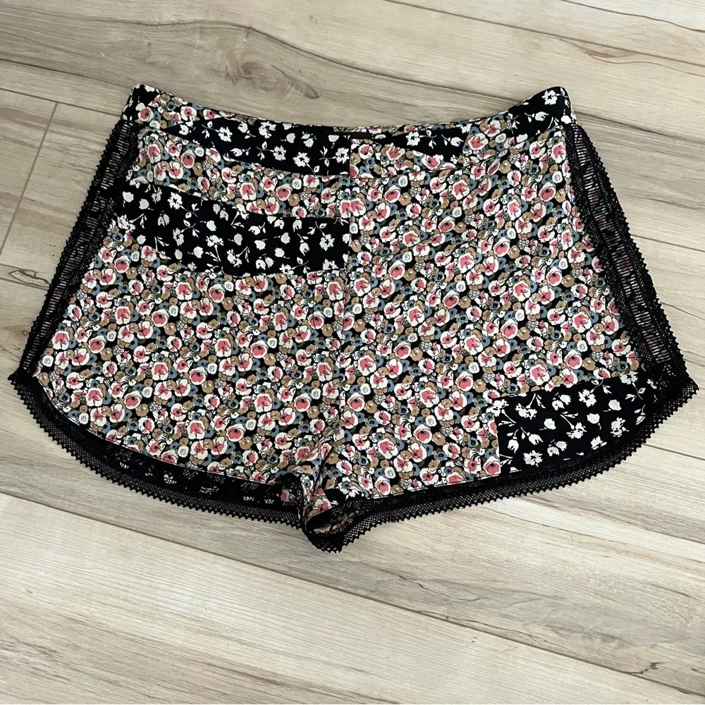 Topshop patchwork Floral & lace short Shorts Size 10 - Image 2