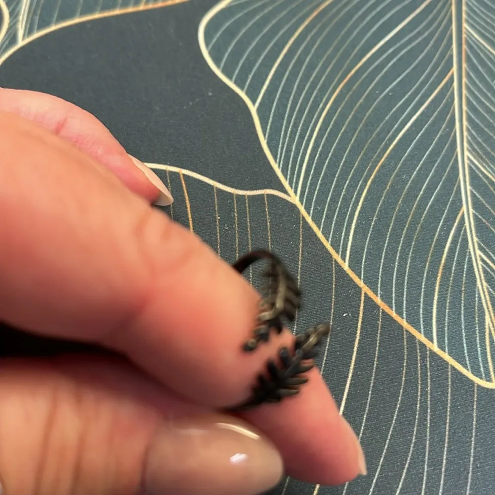 Kinsley Armelle Black Laurel Leaf Ring - Image 2