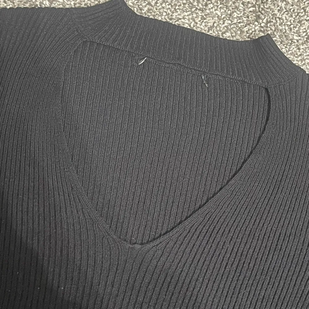 Black ribbed v neck long sleeve sweater S - Image 3