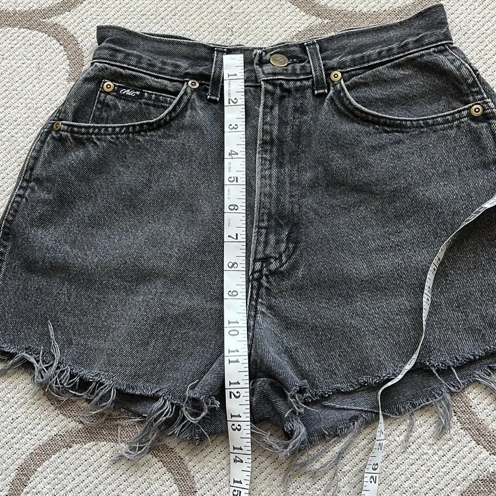 βοΈ Vintage Chic Retro distressed high rise black cutoff 2β inseam Jean shorts Size undefined - Image 11