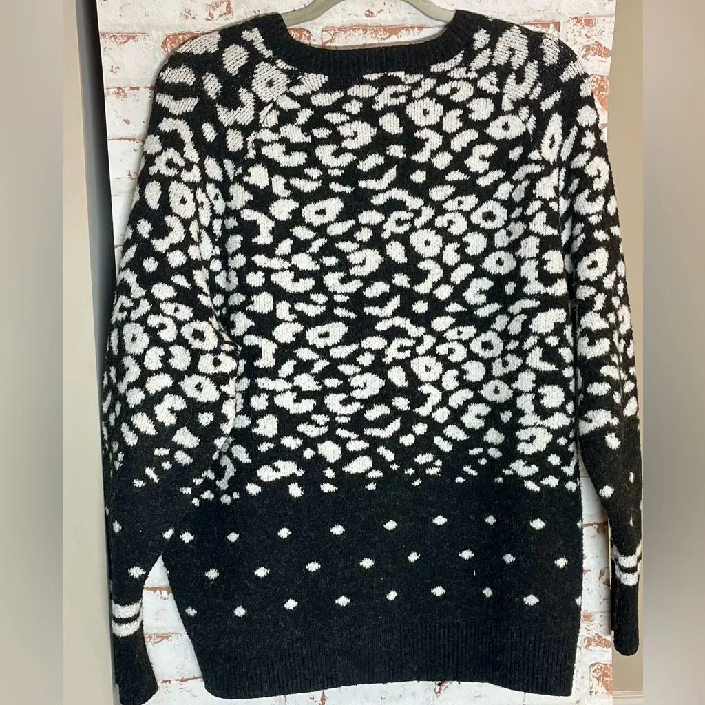 Aqua Black and White Patterned V-Neck Sweater - Image 3