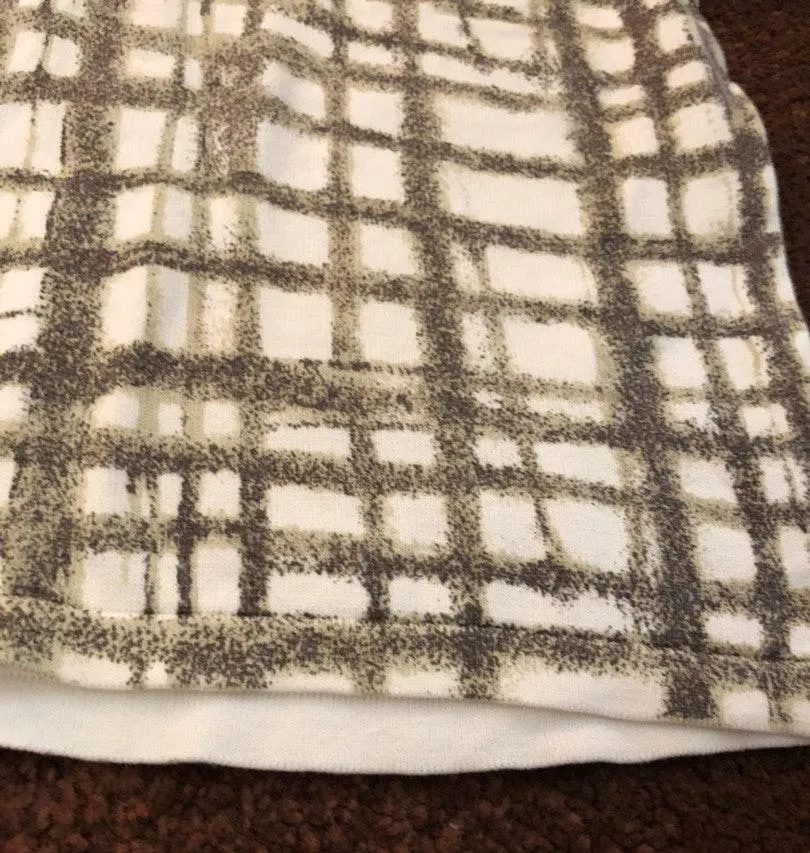 White and green patterned top never worn vneck  - Image 2