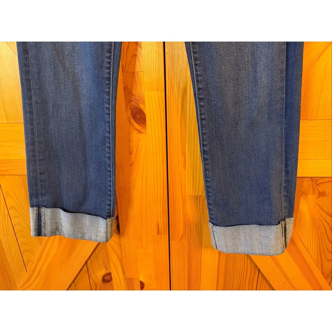 Liverpool Women’s The Crop Cuffed Distressed Medium Wash Jeans Size 0/25 (6547) - Image 3