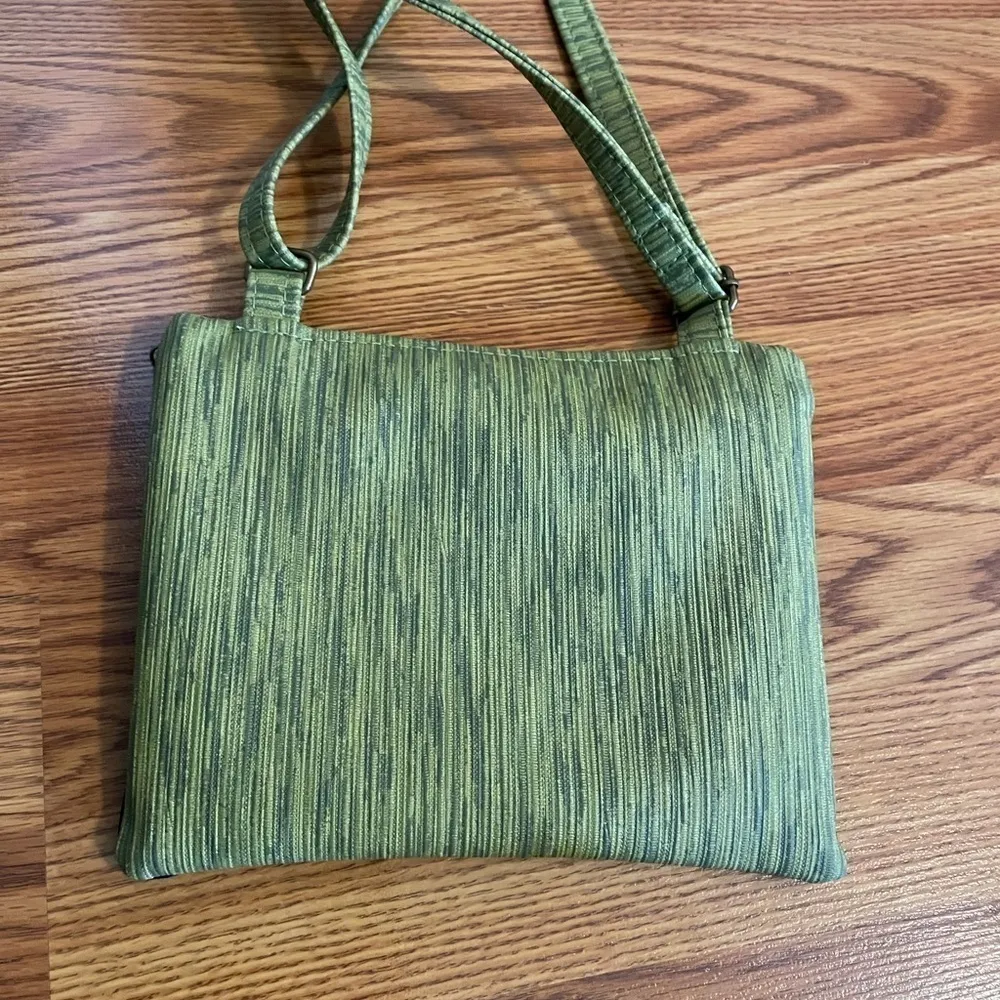 Echoes in the attic crossbody bag Green - Image 5