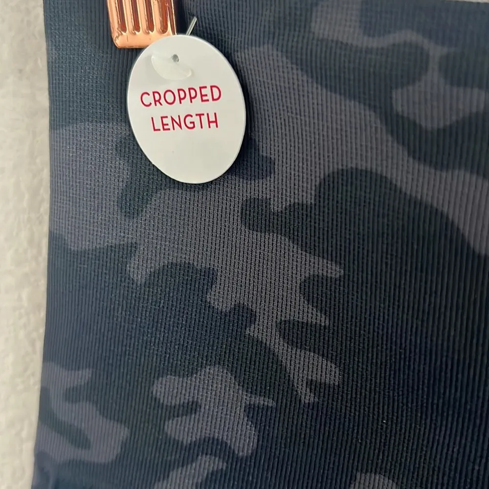 NWT SPANX Cropped Lamn Look at Me Now Legging Black Camo Small - Image 7